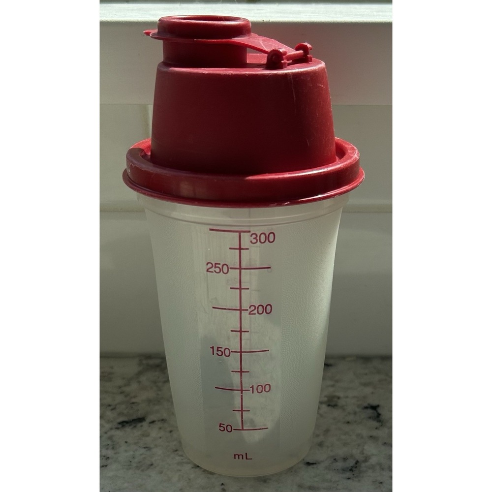 Tupperware EZ Shaker #1900-4 w Pour Lid Spout Bright Red‎ Tight Lid #1901-4